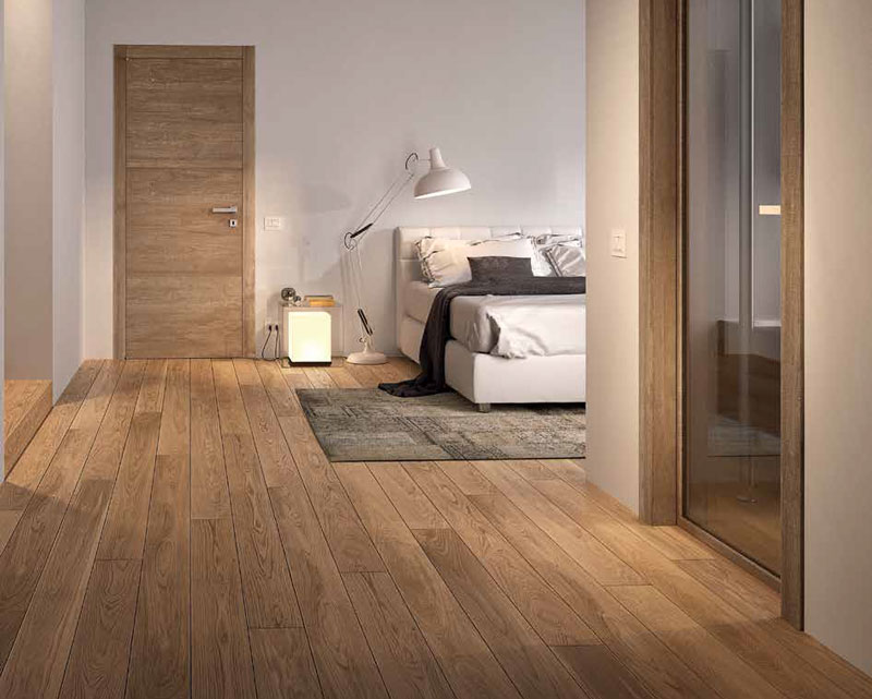 Abbinamento parquet con porta e battiscopa in un appartamento in provincia di Pavia